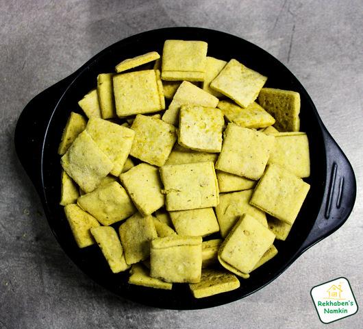 Rekhaben's Namkeen Baked Sakkar Para | 300 gms