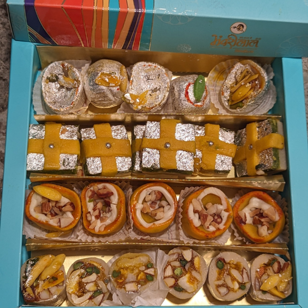 Bhanwarilal Mix Sweets Kaju 500g