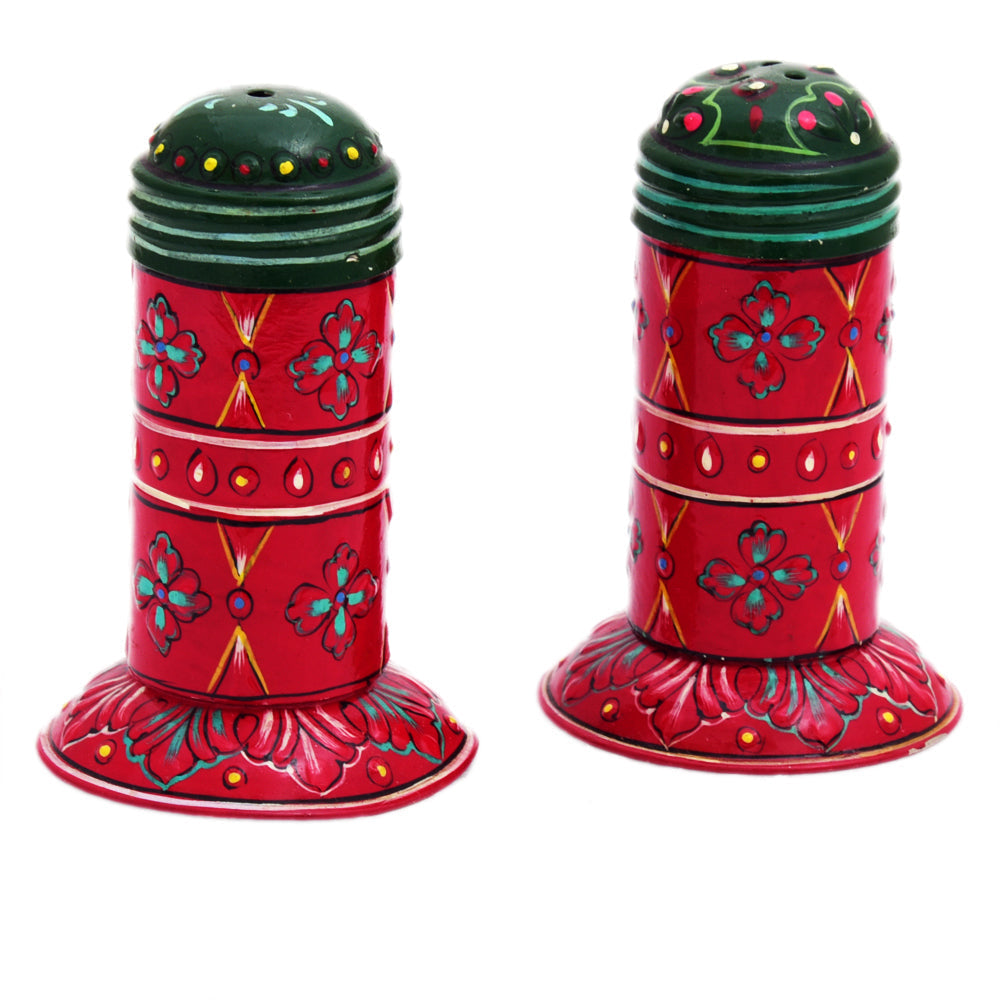 Hand Painted salt & Pepper set of 2 Pieces : Red & Green