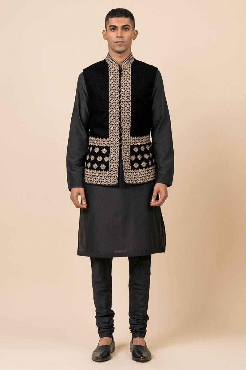 Embroidered Kurta Bundi Set In Velvet