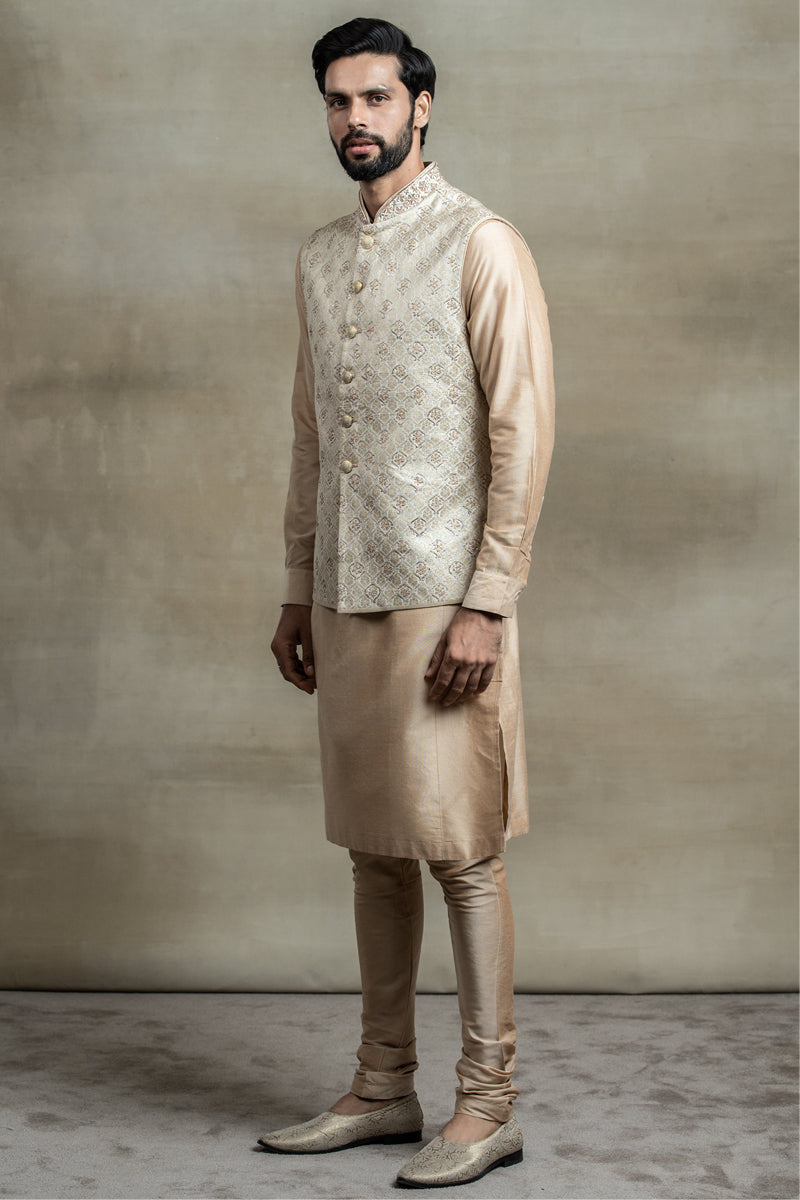 Kurta Bundi Set Highlighted With Aari And Zardozi Embroidery