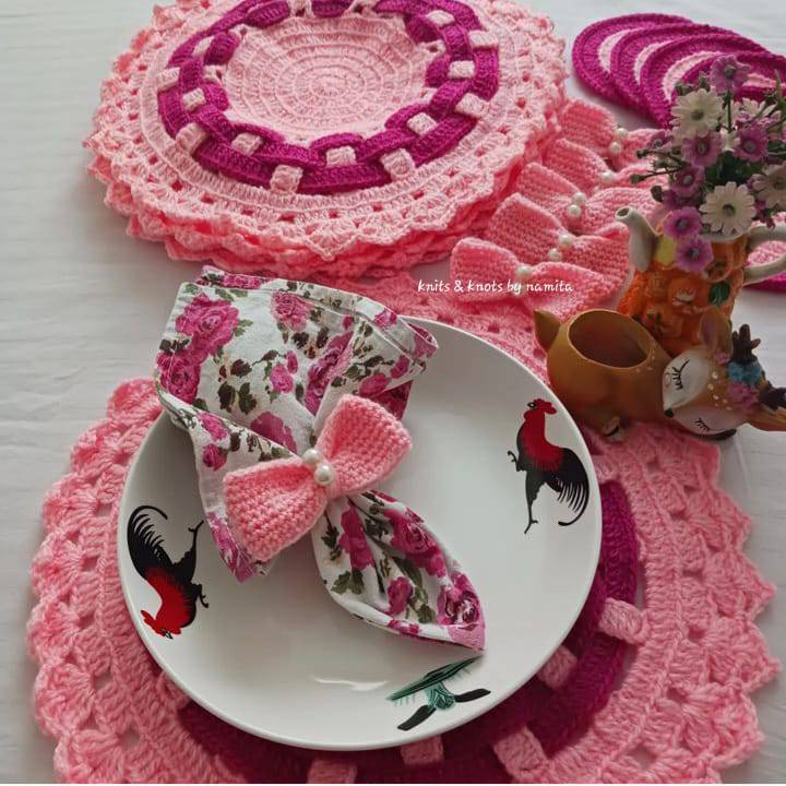 Knits and Knots Indore Pink Table Mats Set (Set of 6 Mats, 6 Coasters & 6 Napkin Holders) - India shopping