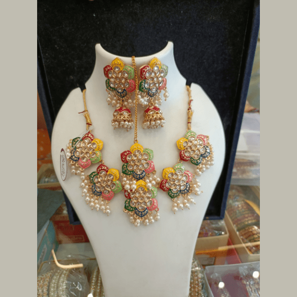 Elegant Indian Jewelry set with Tikka and earrings - India shopping