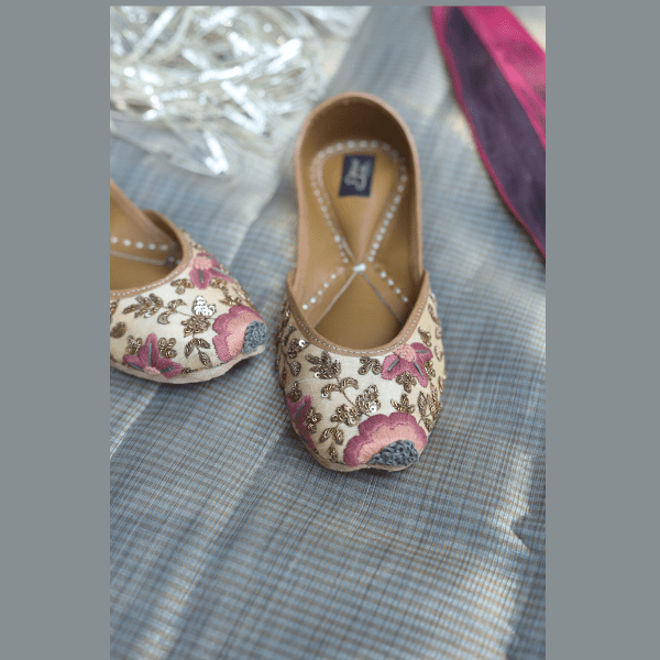 Juttis- Sia Thread Embroidered - India shopping