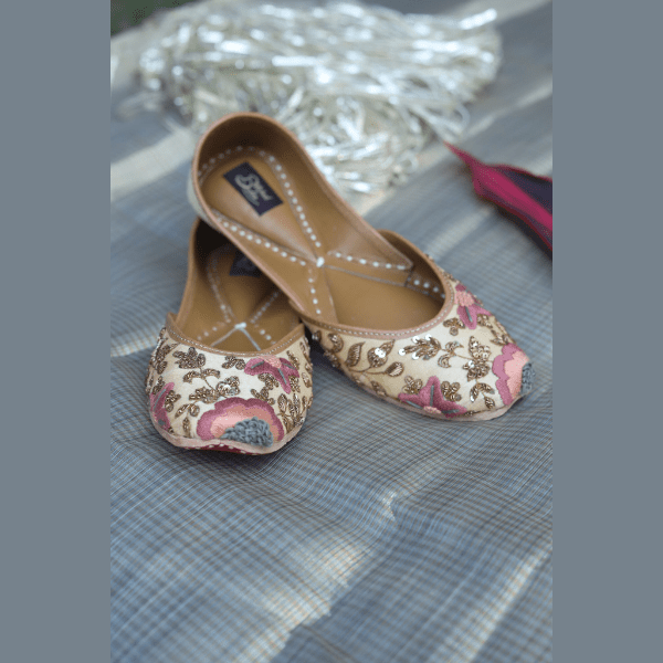 Juttis- Sia Thread Embroidered - India shopping